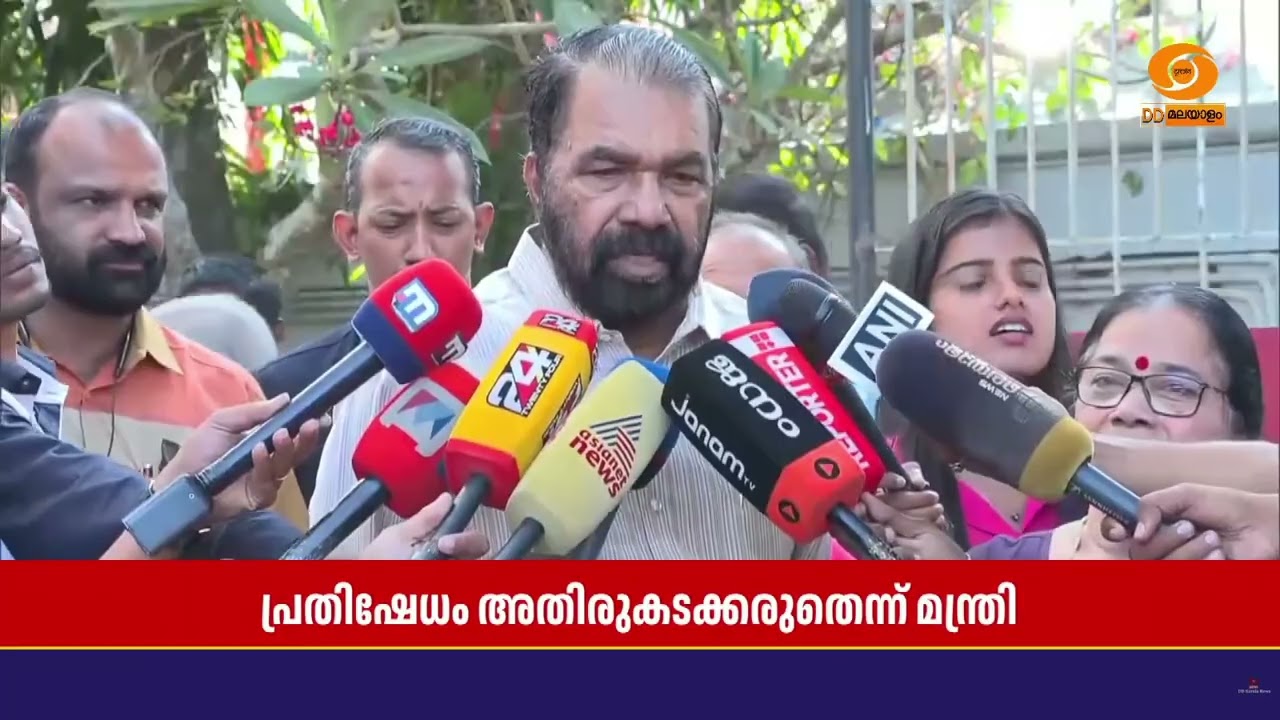 ആരോഗ്യമന്ത്രിയെ ഒറ്റപ്പെടുത്താമെന്ന് വിചാരിക്കേണ