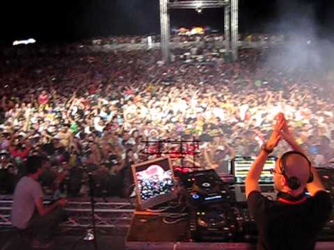 Dj Optick Live @ Liberty Parade 2009 - playing Jorge Jaramillo - Drop The Bass