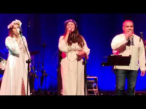 🎶🎤 FAJNA FERAJNA koncertuje w Radwanicach na scenie Radwanickiego Domu Kultury