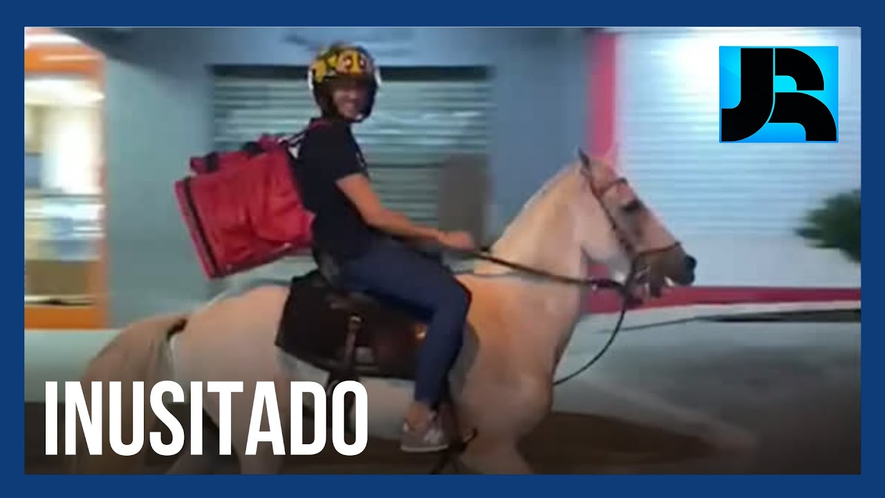 Comerciante mineiro usa cavalo para fazer delivery e protestar contra aumento de combustível