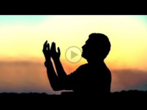 Kur bëjmë dua dhe lutemi si duhet ti mbajmë sytë, nga qielli apo...?