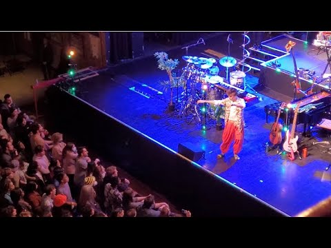 Jacob Collier conducting audience choir at House of Blues, Boston MA (chills!!)