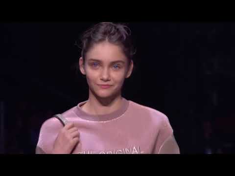 zoom stile sfilata EABoarding SS19 Emporio Armani Fashion Show