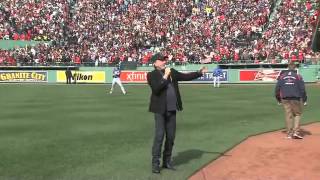 2013/04/20 Diamond sings &#39;Sweet Caroline&#39;