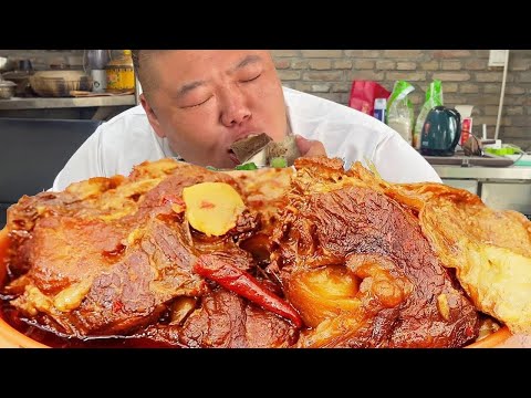 Monkey Brother makes braised beef ribs, and the big chunks of meat are so delicious!