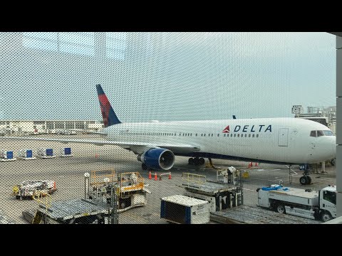 Full Flight: Delta Airlines Boeing 767-300ER Taking off From Detroit (DTW)