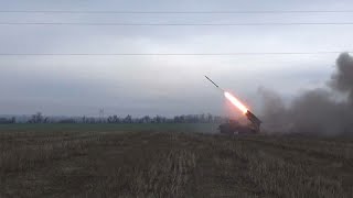 شاهد: قاذفات "غراد" الروسية تقصف بكثافة المناطق الأوكرانية