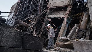 Un ataque ruso incendia un buque extranjero en Odesa y Ucrania golpea una refinería clave en Rusia