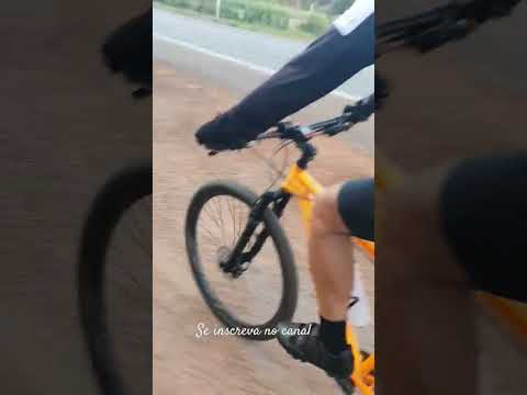 Bicicleteiro com carga atrasada em ciclovia #bike #zonarural #trilha