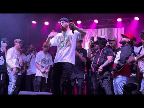 Hades 66 cantando Milwaukee 2 en el caserío con el palo en la tarima