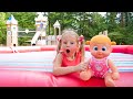 Nastya trabalha em um parque de diversões e ajuda a boneca. Nastya trabalha em um parque de diversões e ajuda a boneca.