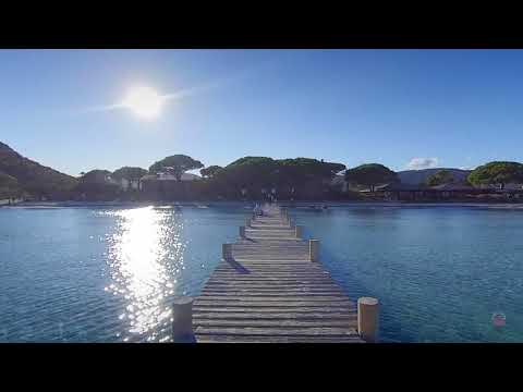 Panorama de la baie de la plage de Santa Giulia en Corse à Porto Vecchio depuis son célèbre ponton