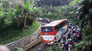 Skil Sopir Bus Kramat Djati di Jalan Sempit Tikungan Menanjak Skil Sopir Bus Kramat Djati di Jalan Sempit Tikungan Menanjak