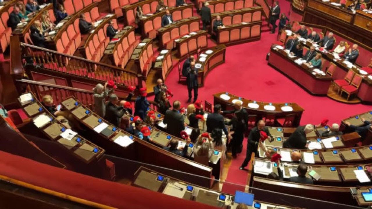 "No alla guerra", protesta M5s al Senato con cappellini in stile "Maga" come Donald Trump