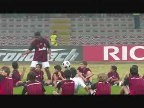 INEDIT! ronaldinho & Gunther  freestyle in san siro  calcio