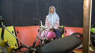 Watch Hijab but no helmet for this Indonesian Wall of Death stunt rider Mp4 3GP & Mp3