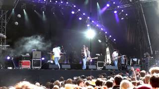 SKATERS - I Wanna Dance (But I Don&#39;t Know How) [Live at Rock En Seine, Paris - 23-08-2013]