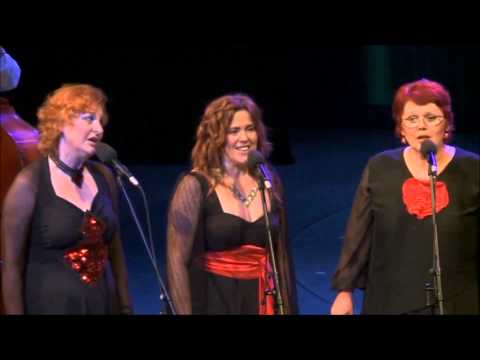 Mješovita klapa Filip Dević - Ispo' tvoje balature (Splitska serenada, 2011. godina)