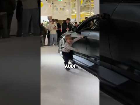 Phản ứng của cậu bé khi thấy Audi