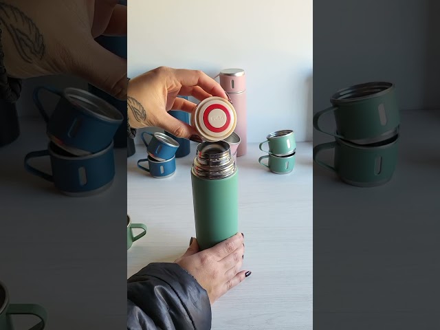 Vídeo relacionado con Botella de agua de acero inoxidable [500 ml],Termo para café y té 24 h frío, 13 h caliente, diseño Attack on Titan (Policía Military, verde)