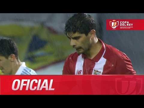 Disparo de Banega que sale por encima de portería