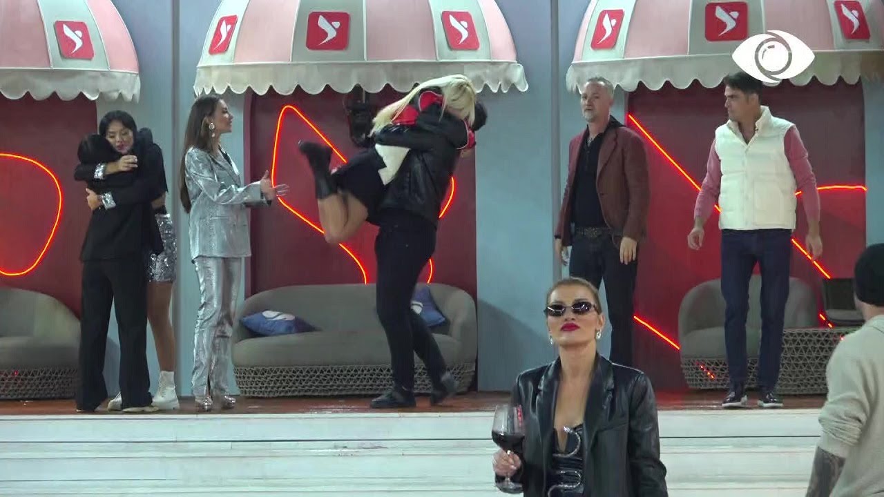 Gëzuar/ Banorët presin 2023 me përqafime