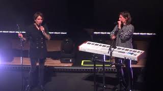 Tegan and Sara (Live) - White Knuckles (2017) - Banter
