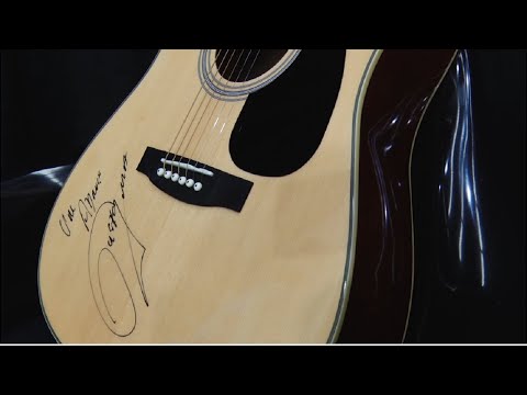 Violão autografado pelo cantor Gusttavo Lima será sorteado no Claretiano Live Music