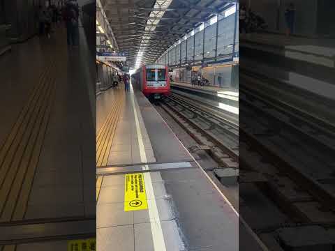 AS-02 4421 Llegando A Macul De La Línea 4 Del Metro De Santiago