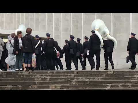 🇷🇺KREMLIN🏩THE ARSENAL BUILDING IS THE BARRACKS OF THE KREMLIN REGIMENT WITH 800 HISTORICAL CANNONS.