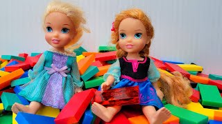Colors ! Elsa & Anna toddlers teach Adrian - Barbie dolls - counting