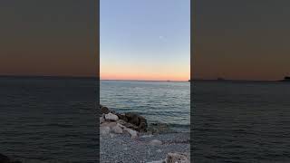 南フランス🇫🇷にあるマントンという街の夕陽です。マントンはわりと大きな街。海に面していて、これからの季節はvacancesを楽しむ人たちでにぎわいます。＃フランス＃エッセイ＃南フランス＃幸せな人生とは
