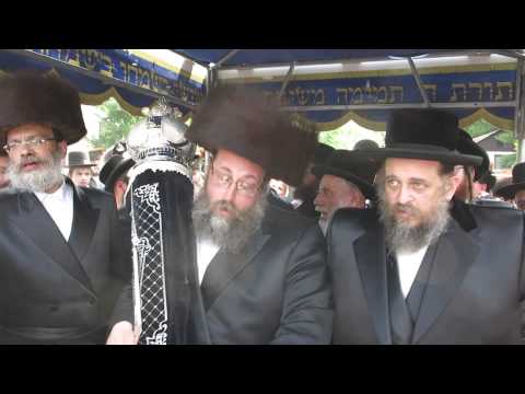 Admor M'Skver M'BP Dancing at Hachnosas Sefer Torah in Gitti Gardens