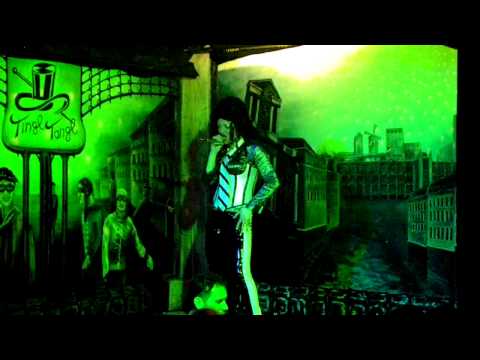 Travesti show slečna Daria Gee jako Lucie Bílá