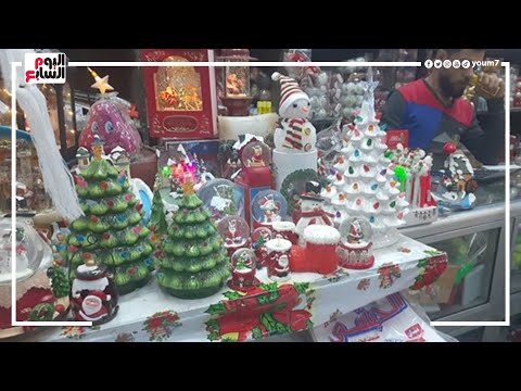 أحلي كريسماس في الواحات .. إقبال على شراء هدايا بابا نويل في شوارع الخارجة
