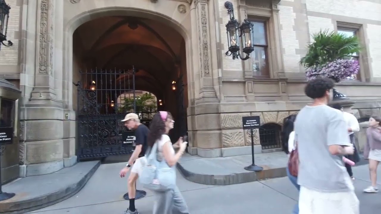 ჯონ ლენონის სახლთან