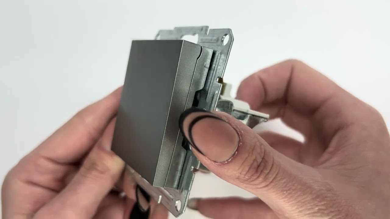 Розетка одинарная с/з и крышкой SCHNEIDER Asfora сталь EPH3100162