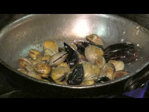 Mussels & Clams with Garlic and Oil – Easy & Flavorful Seafood Recipe!
