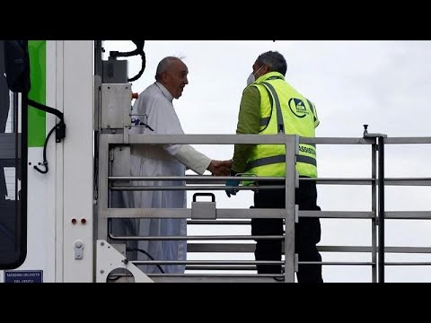 شاهد البابا فرنسيس يستخدم مصعدا للمعاقين لركوب الطائرة في روما