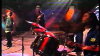 Download lagu Exists Mengintai Dari Tirai Kamar mp3