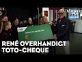 René overhandigt TOTO-cheque aan VV Groote Lindt voor het bouwen van nieuwe kleedkamers