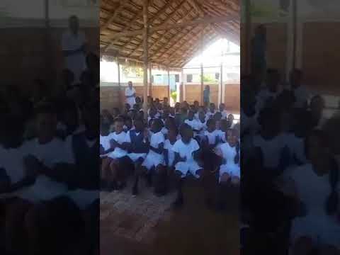 VIDEO - Donati 15 completini del Napoli in Africa, i bambini cantano: “Napoli torna campione”