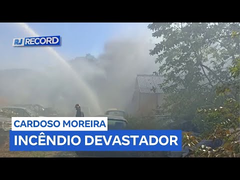 Incêndio destrói veículos em depósito no centro de Cardoso Moreira (RJ)