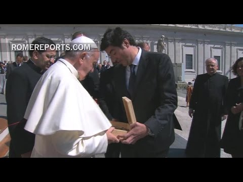 Francisco recibe una cruz de madera hecha por presas argentinas