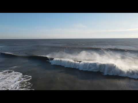 Nagranie z drona przedstawiające surferów i dobre fale w Belmar