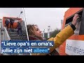 Gigantische brievenbus in Muiden verzamelt kerstkaarten voor ouderen