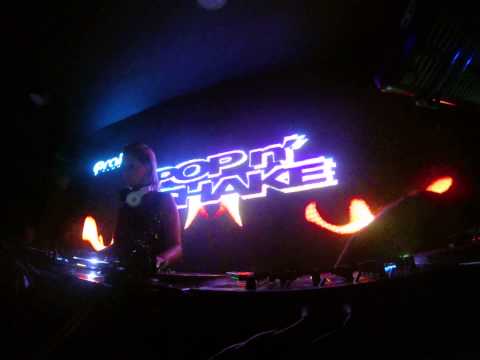 This is "Pop n' Shake" - Giordanna Forte & Flavia Xexéo #duo #popnshake