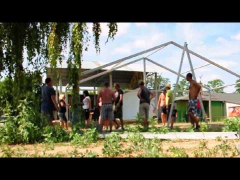 Stavění stanů na festivalu DJs 4 Charity 2013