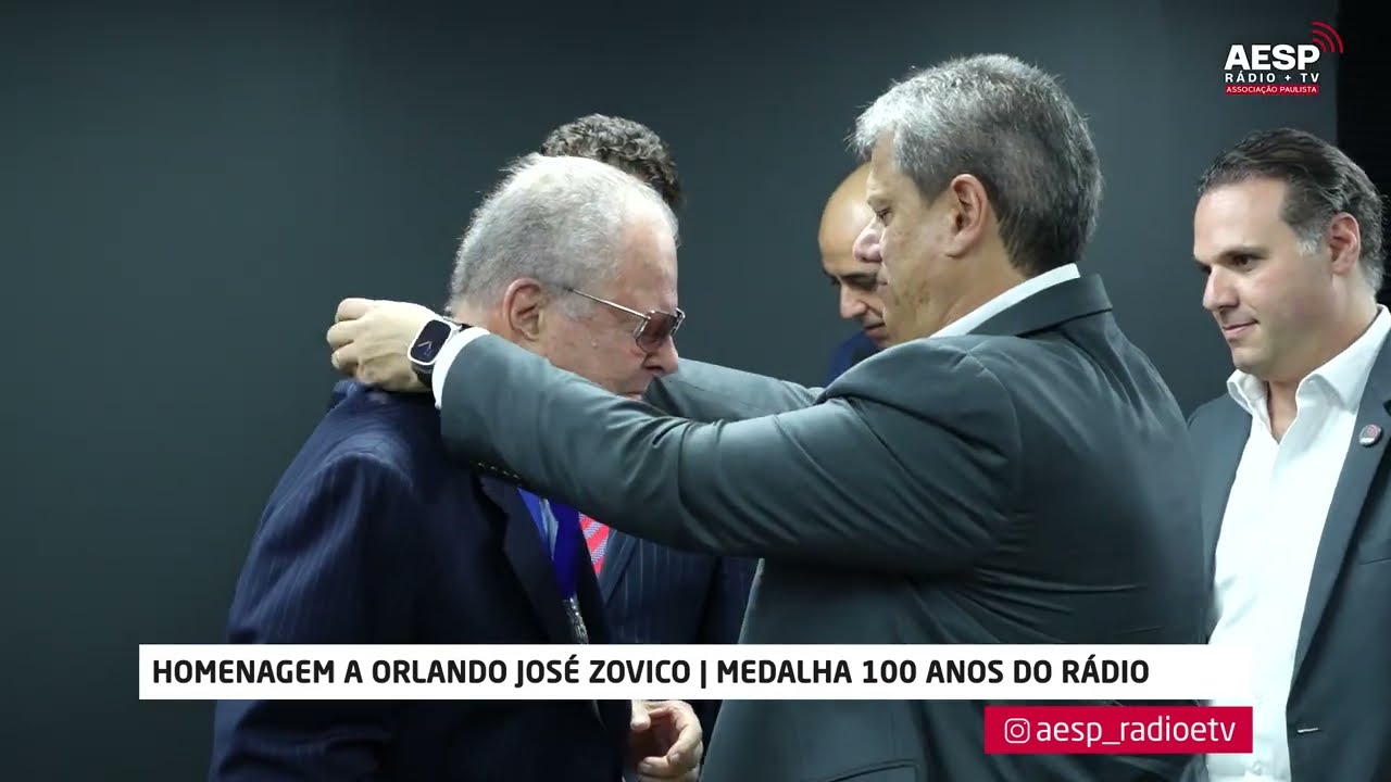 Orlando Zovico recebe a medalha dos 100 anos do Rádio na AESP