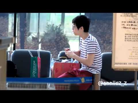 20120415 Henry!! enjoy eating lychee (o^^o) @ Suwannaphumi Airport